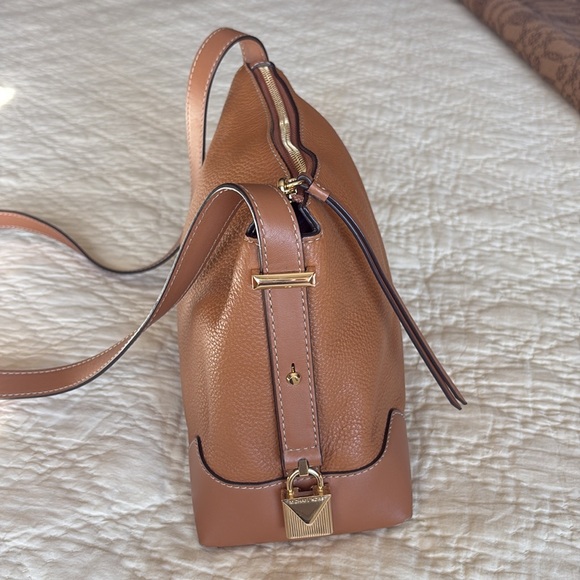 Michael Kors crossbody bag. - Picture 3 of 10